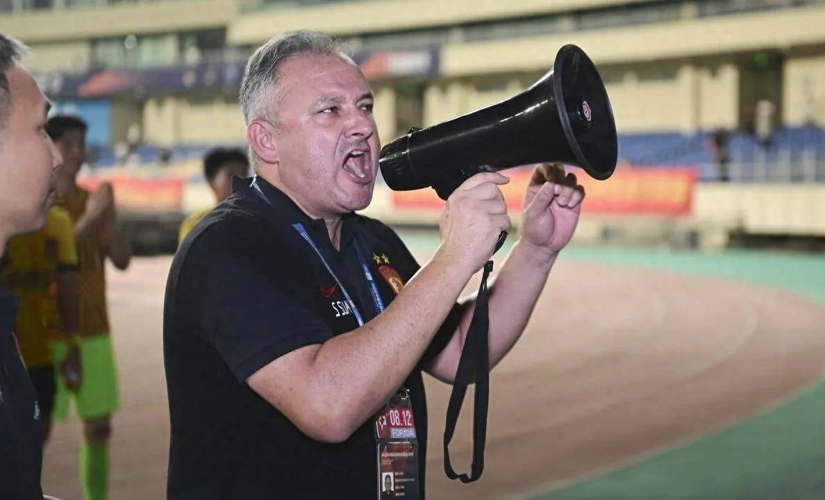 爱游戏官方网站-西甲集结日走向成谜;广州队主帅复盘;气氛紧张;纪律约束更严格(西藏军区所属的6个边防团)