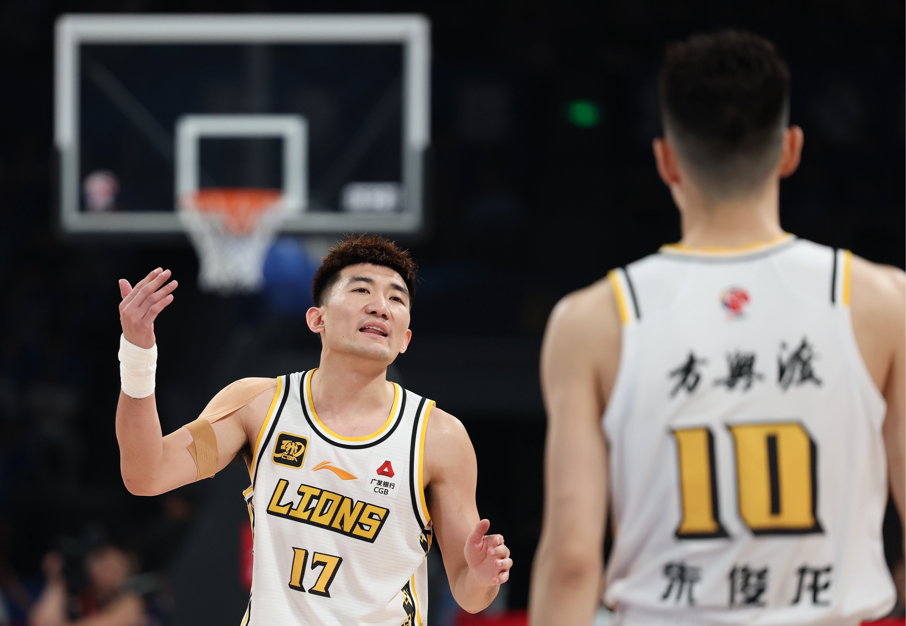 爱游戏-从清晨山东男篮备战CBA季后赛到赛地聚焦——NBA常规赛今晨热度飙升,里尔赛后外线爆发的简单介绍